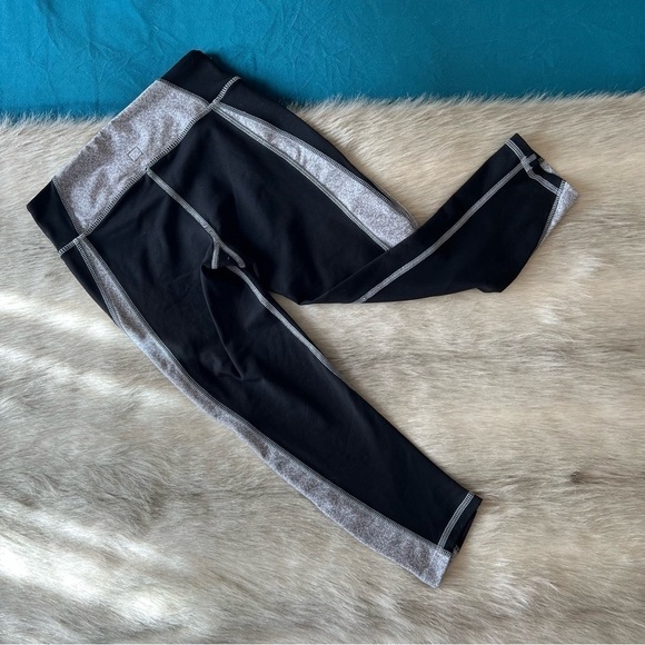 ZOBHA Black Gray Color Block XS Cropped Leggings Stretch Comfy Loungewear - Picture 1 of 9
